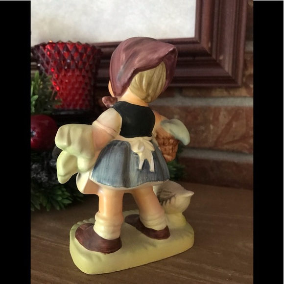 Rare Vintage Brinn’s Porcelain Girl Holding Basket - Picture 4 of 7